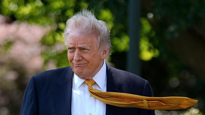 O presidente dos Estados Unidos, Donald Trump, caminha antes de viajar para Pequim na quinta-feira, 12 de maio Foto: Manuel Balce Ceneta/AP
