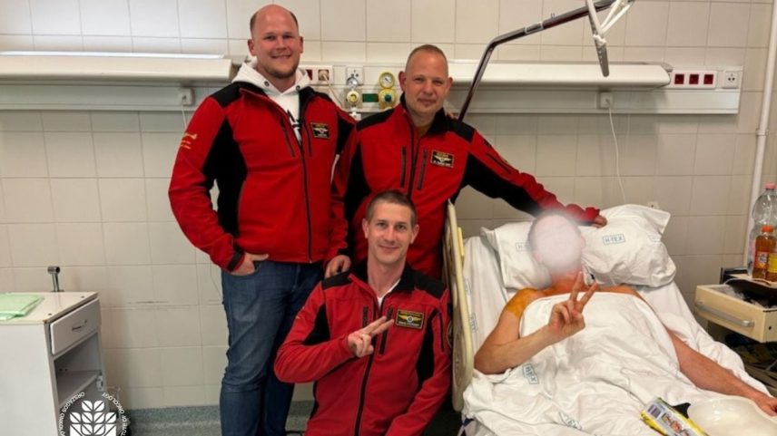Equipe de emergência posa ao lado de paciente que passou por cirurgia na rua, na Hungria