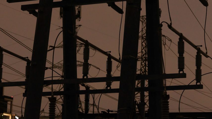 Linhas de transmissão de energia elétrica em Dallas, no Texas. Redes envelhecidas, aponta JPMorgan.