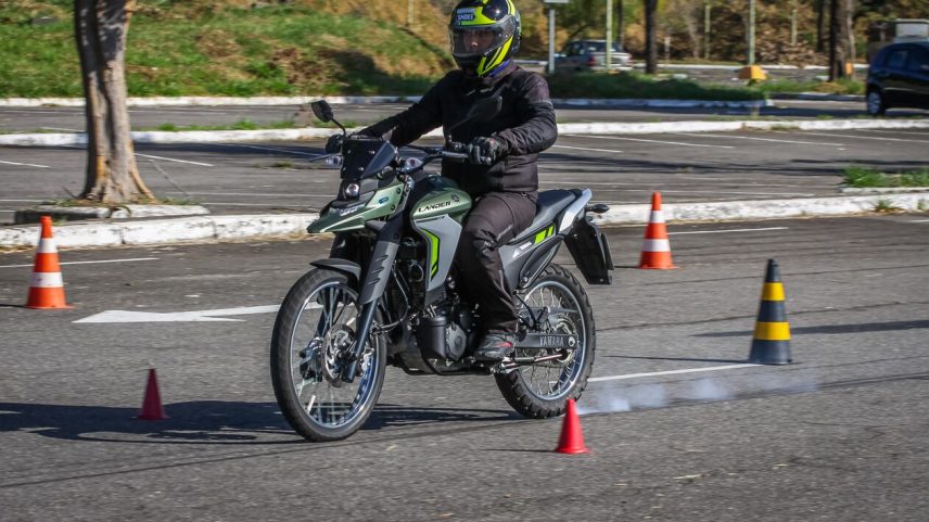 Motociclistas precisam redobrar a atenção no trânsito, principalmente em situações de baixa aderência, pontos cegos e frenagens bruscas. Equipamentos de proteção e condução defensiva ajudam a reduzir riscos de acidentes. Foto: Laner Azevedo