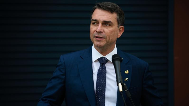 Donald Trump deve receber Flávio Bolsonaro na Casa Branca