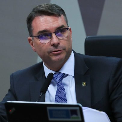 Flávio Bolsonaro afirma continuar atuando pelo fim da reeleição presidencial