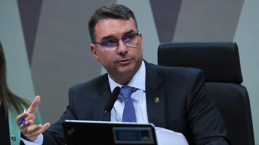 Flávio Bolsonaro afirma continuar atuando pelo fim da reeleição presidencial