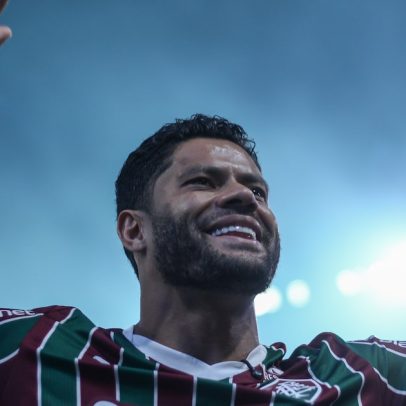 Hulk chega ao Fluminense e é ovacionado no Maracanã