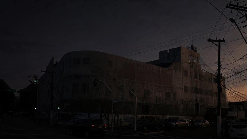 Prédio na Vila Prudente, SP, antes da demolição