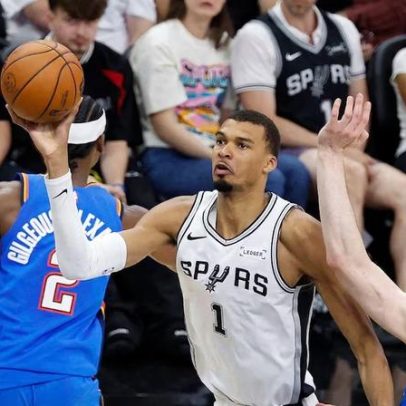Wembanyama acerta cesta do meio da quadra; Spurs empatam com o Thunder no Oeste
