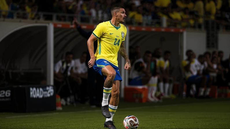 Ibañez, zagueiro improvisado na lateral-direita, domina a bola em amistoso entre Brasil e Croácia (Foto: Weziopress / Thenews2 / Folhapress)