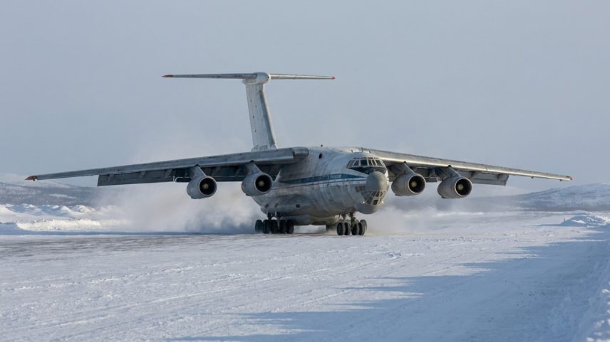 Il-76 taxiando em pista de gelo na Antártida