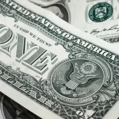 Dólar cai para R$4,90: vale a pena comprar moeda americana?