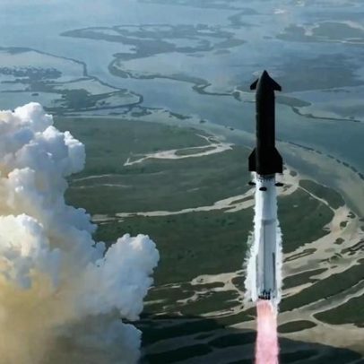 SpaceX lança com sucesso versão ampliada do maior foguete do mundo