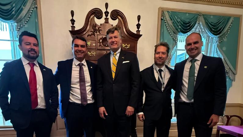 O senador Flávio Bolsonaro (PL-RJ), candidato à Presidência da República, ao lado do vice-secretário de Estado dos EUA, Christopher Landau, e do assessor de políticas voltadas ao Brasil, Darren Beattie (Foto: Divulgação/Paulo Figueiredo)