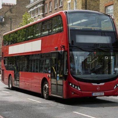 Londres lança ônibus elétrico de dois andares que carrega rápido e reduz ruído