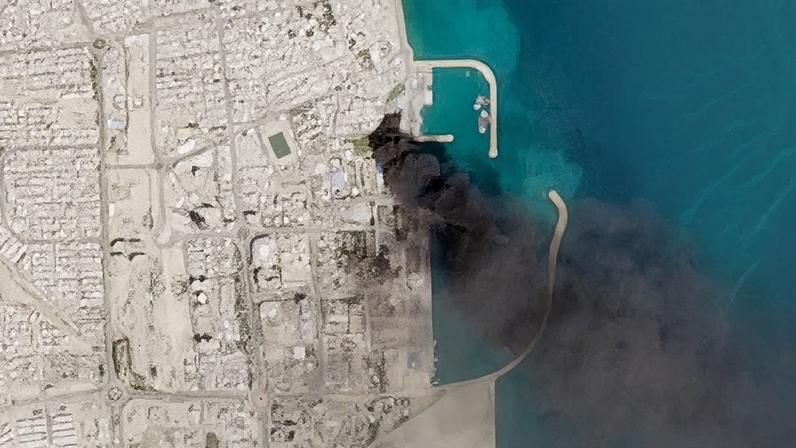 Imagem de satélite mostra fumaça saindo do porto de Qeshm, no Irã em abril de 2026.