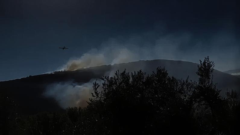Ventos alimentaram o incêndio florestal na região da Toscana na madrugada desta sexta-feira (1)