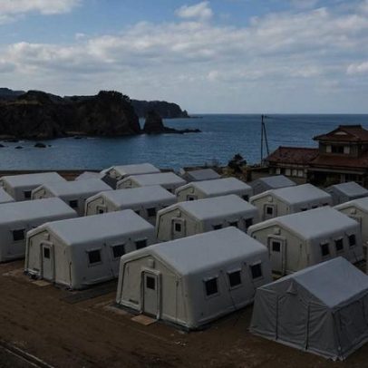 Casa instantânea de 120 kg montada por pessoa em horas após terremoto no Japão