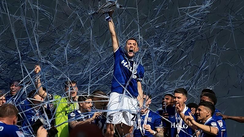 Capitão do Ipswich Town celebra após acesso à Premier League