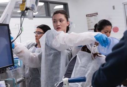 Atriz de The Pitt critica fãs por gritar durante musical