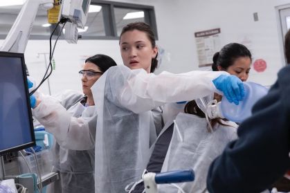 Atriz Isa Briones como a médica Trinity Santos na série "The Pitt"