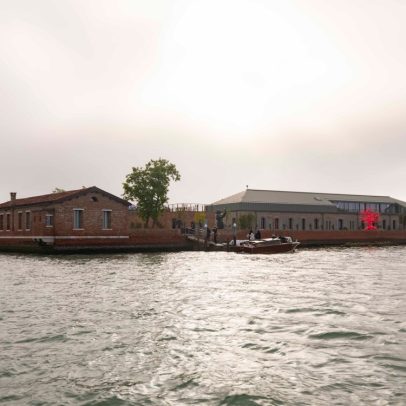 Nova Ilha de Arte da Fondazione Sandretto Re Rebaudengo ilumina vernissage em Veneza chuvosa