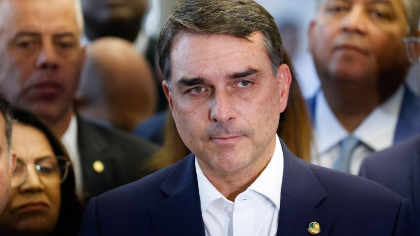 Flávio Bolsonaro tenta explicar ligação financeira com Daniel Vorcaro em meio à pré-campanha para o Palácio do Planalto