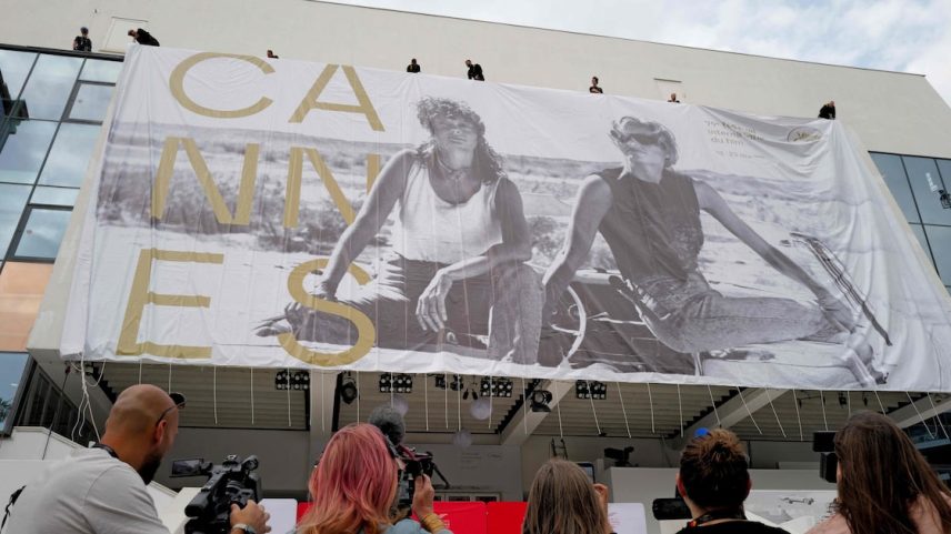 Pôster oficial do Festival de Cannes é pendurado; evento começa nesta terça-feira, 12