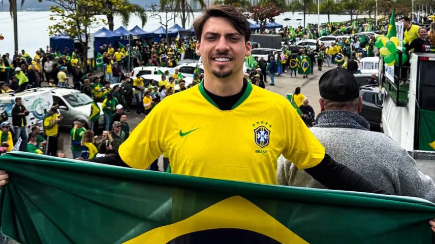 APOIO - Jair Renan em Balneário Camboriú: polêmica local uniu a família