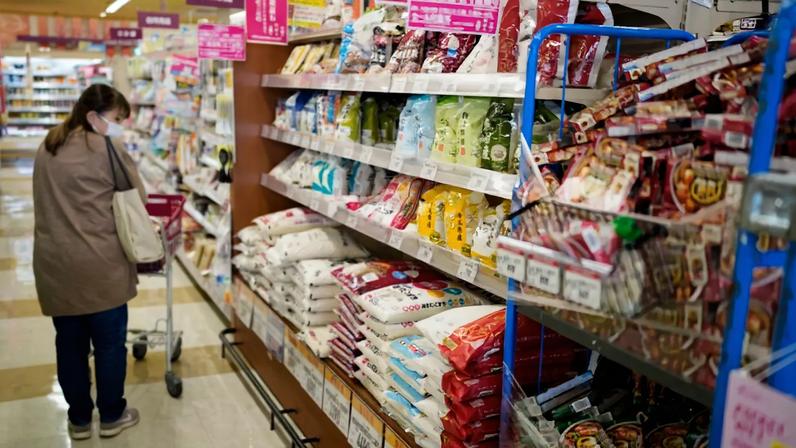 Um comprador em um supermercado na Prefeitura de Gunma, Japão, 22 de maio de 2025 (Chang W. Lee/The New York Times)