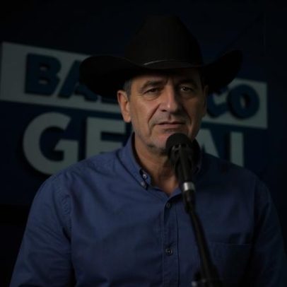 Cantor Paulo Leite agita público com sertanejo no Agito Geral de Sábado