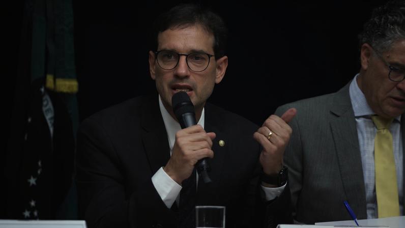 Leo Prates leu relatório apresentado nesta segunda