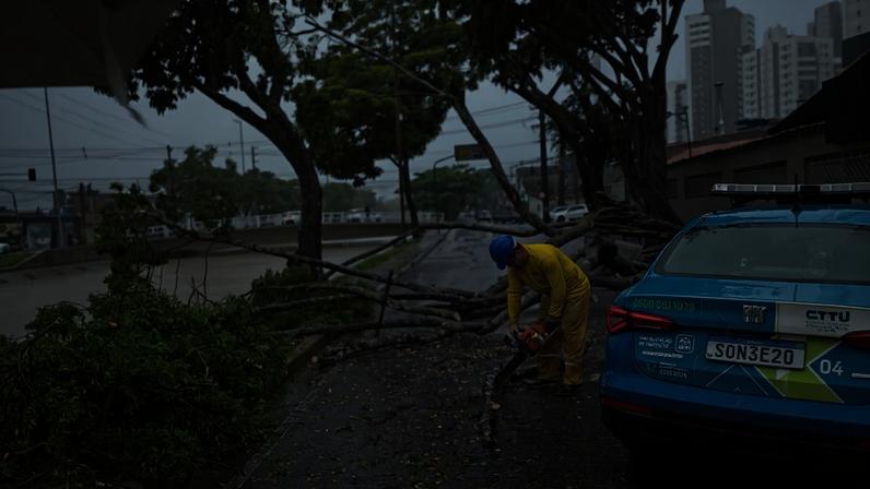 Fortes chuvas alcançam o Grande Recife; prefeitura pede para que moradores de áreas de risco busquem abrigos