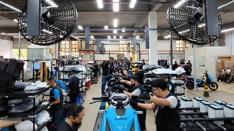 Startup foi criada no Brasil pelos americanos Billy Blaustein (ex-Tesla) e Jack Sarvary (ex-Rappi) e opera um modelo de assinatura mensal e anual de motocicletas elétricas voltado para entregadores de aplicativos (Foto: Divulgação)