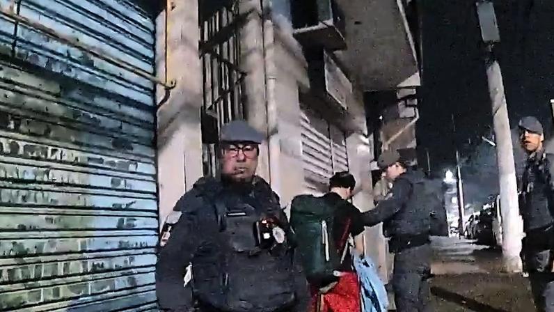 Suspeito foi detido no local, conforme flagrou a câmera corporal de um dos policiais; defesa não foi localizada