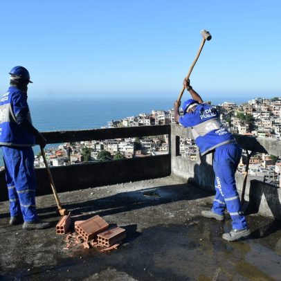 Demolição de prédio irregular de sete andares começa no Vidigal, Rio