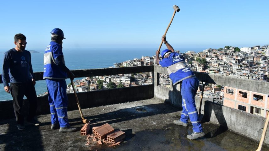Cerca de 40 agentes da Seop trabalham na demolição manual do prédio