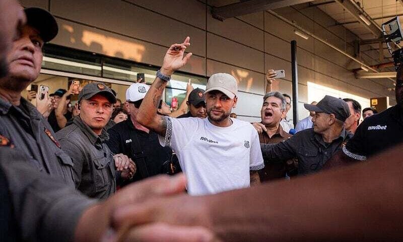Neymar jogará com Robinho Jr. nesta terça-feira (5)