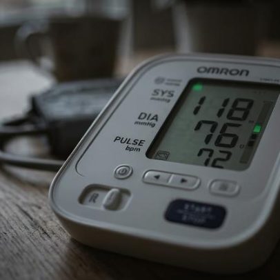 Como o estresse prolongado com pico de cortisol afeta o coração