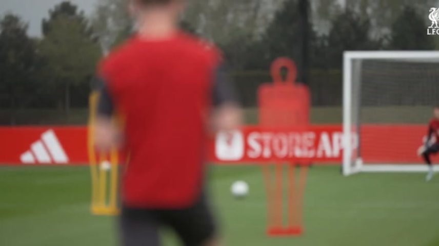 Rio Ngumoha balança as redes durante uma sessão de finalizações no Liverpool FC.
