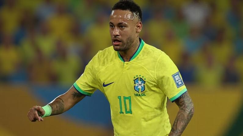 Neymar ainda vive expectativa de ser convocado para defender a seleção brasileira na Copa do Mundo.