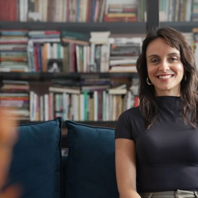 Aline Bei revela biblioteca pessoal e indica dez obras