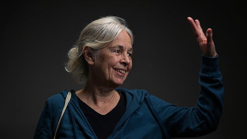 Daniela Klette, ex-integrante do grupo de extrema esquerda alemão Baader-Meinhof, acena ao entrar no tribunal nesta quarta-feira, 27, para a continuação de seu julgamento