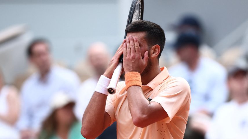 O sérvio Novak Djokovic reage durante a partida de simples masculina contra o brasileiro João Fonseca