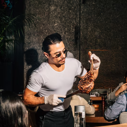Conheça o Nusr-Et, restaurante de luxo onde Castro jantou em conta paga por Vorcaro onde pratos passam de R$4 mil
