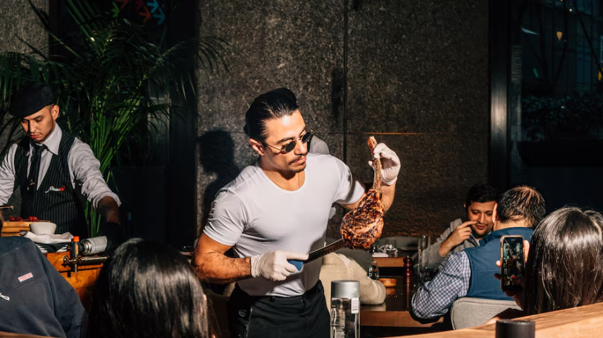 Conheça o Nusr-Et, restaurante de luxo onde Castro jantou em conta paga por Vorcaro onde pratos passam de R$4 mil