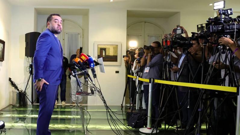 Cláudio Castro, governador do Rio de Janeiro, é alvo de investigações por suspeitas relacionadas à Refit e ao Master