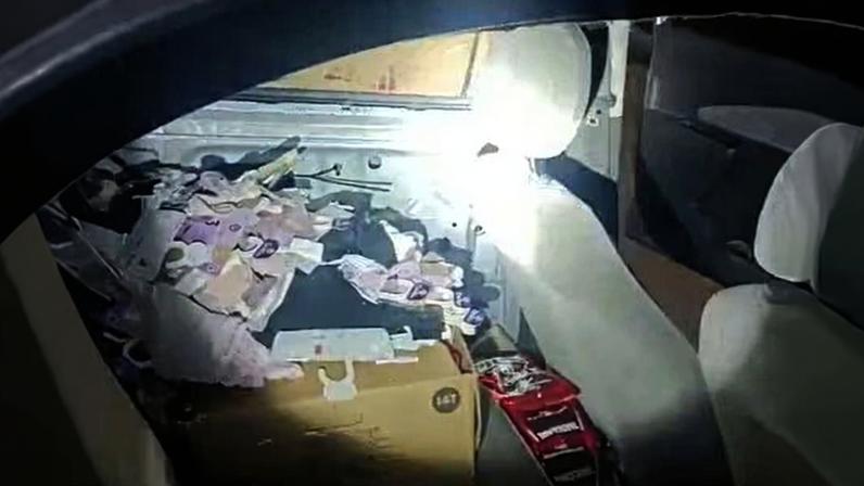 Agentes encontraram produtos furtados no interior do veículo dos ladrões