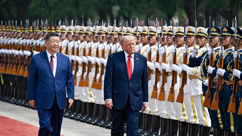Donald Trump e Xi Jinping inspecionam membros das forças armadas chinesas em frente ao Grande Salão do Povo, em Pequim, na quinta-feira, 14