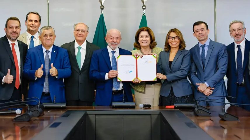 Governo arrecadou R$ 1,78 bilhão com a 'taxa das blusinhas'
