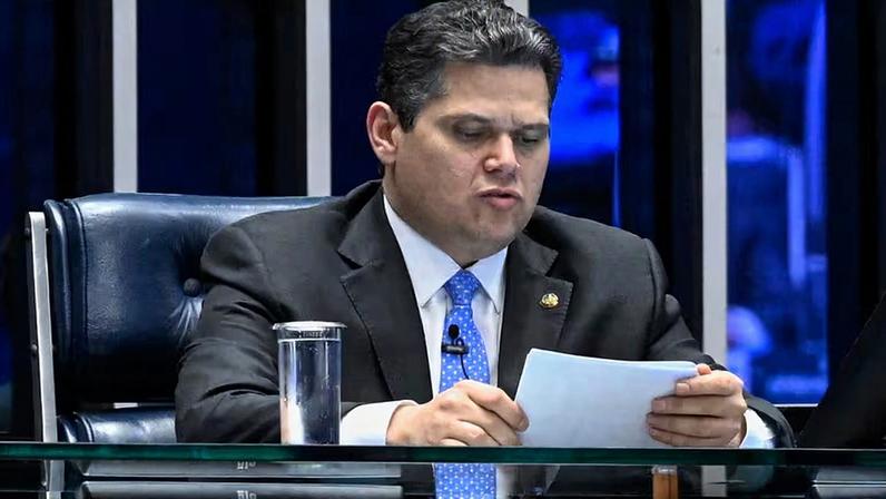 Alcolumbre recebe sugestões de mudança para escolha de ministros do STF