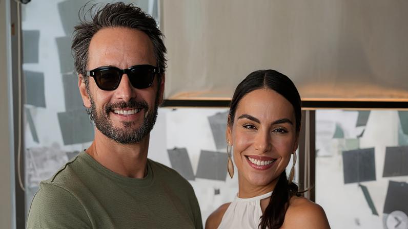 Filha de Rodrigo Santoro posa com calçado inusitado