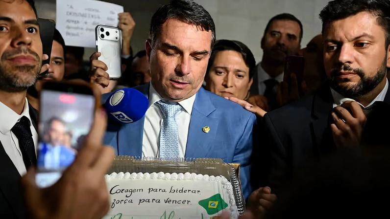 Equipe de Flávio aposta em memória curta do eleitor